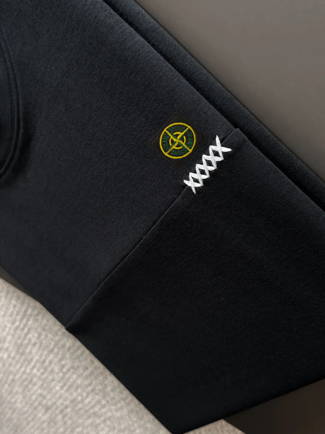 🅿️330 shipped next day. High version Stone Island/Stone Island 25ss spring and summer new high-definition T-shirt. Made with machines imported from Italy. It is truly the most luxurious and high-quality. It is a style that you can wear with your eyes closed. Combed and heavyweight fabrics. High-strength and heavy-weight fabrics feel full of weight when weighed. The upper body is also more textured than ordinary T-shirts and is not easy to deform. This texture can cope with the weather. It is sweat-absorbent and breathable, suitable for both hot and cold conditions! Perfectly produced with reference to the original stitch and stitch! The loose fit design is super noble. Custom-woven signature ribbed collar, cuffs, and hem. Really rare and rare goods Size: M-XXXL
